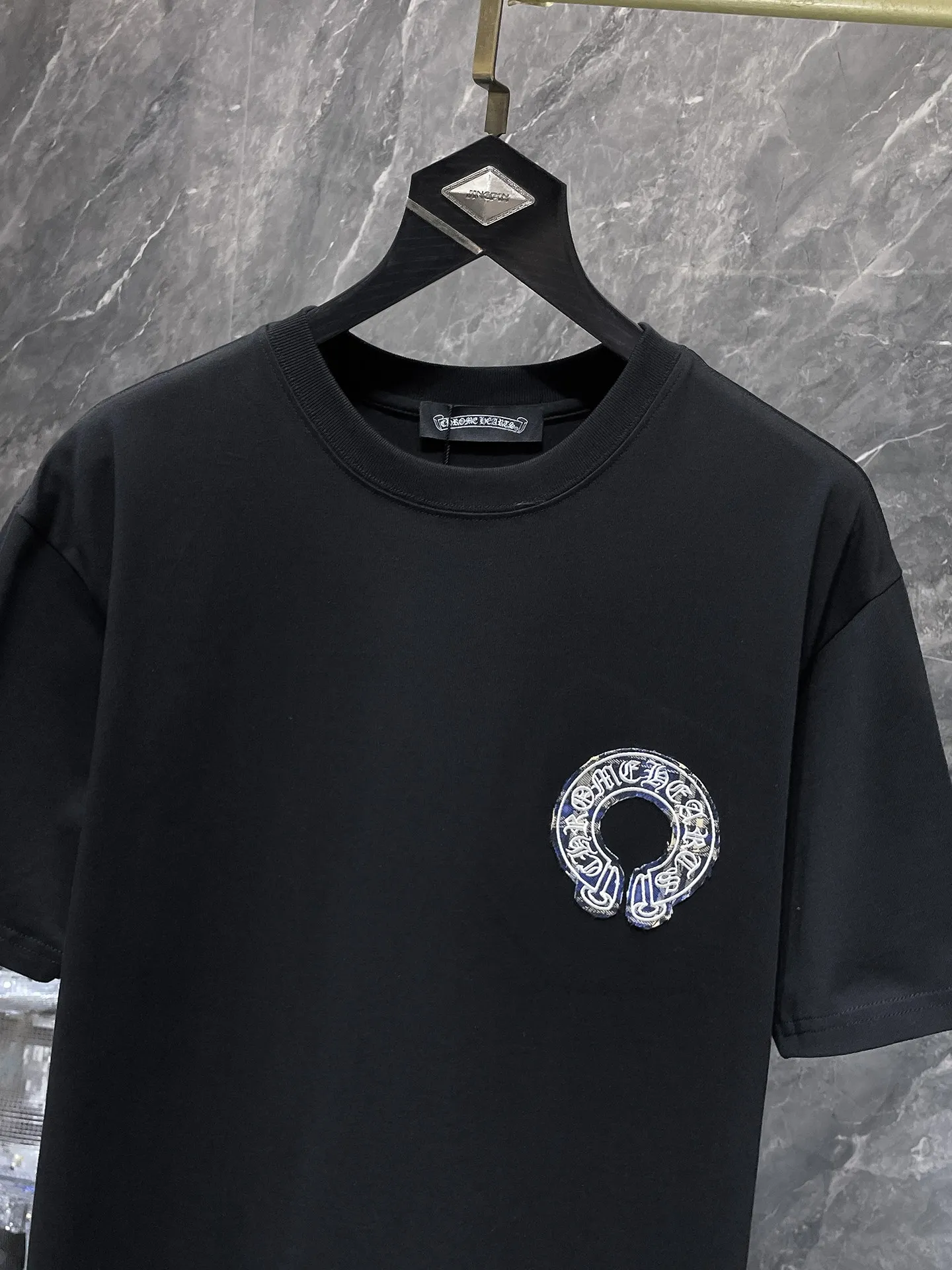 P160 New Chrome Hearts 25ss for summer. High-weight, environmentally friendly and high-quality top-grade fabric. 280g Chrome Horseshoe Contrast Color Patch Short Sleeves. Heavy-duty pure hand-cut patch embroidery technology. Counter synchronization. Re-engraved version 1:1. Recommended Color: Black White. Size: S, M, L, XL.
